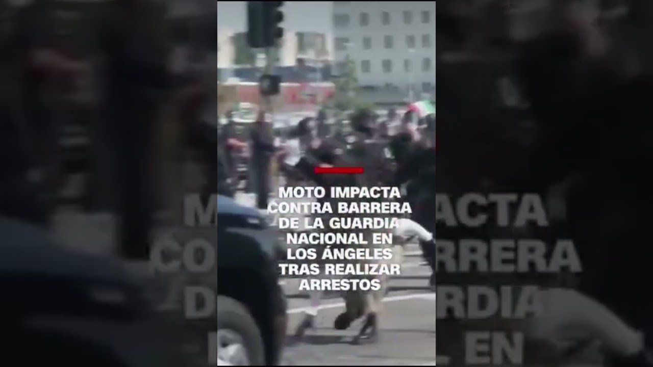 Migrante atropella a policías en forma de protesta! 
