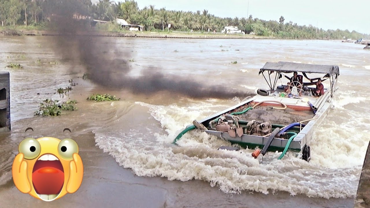 Лодка трижды прошла сквозь проточную воду, что очень опасно.