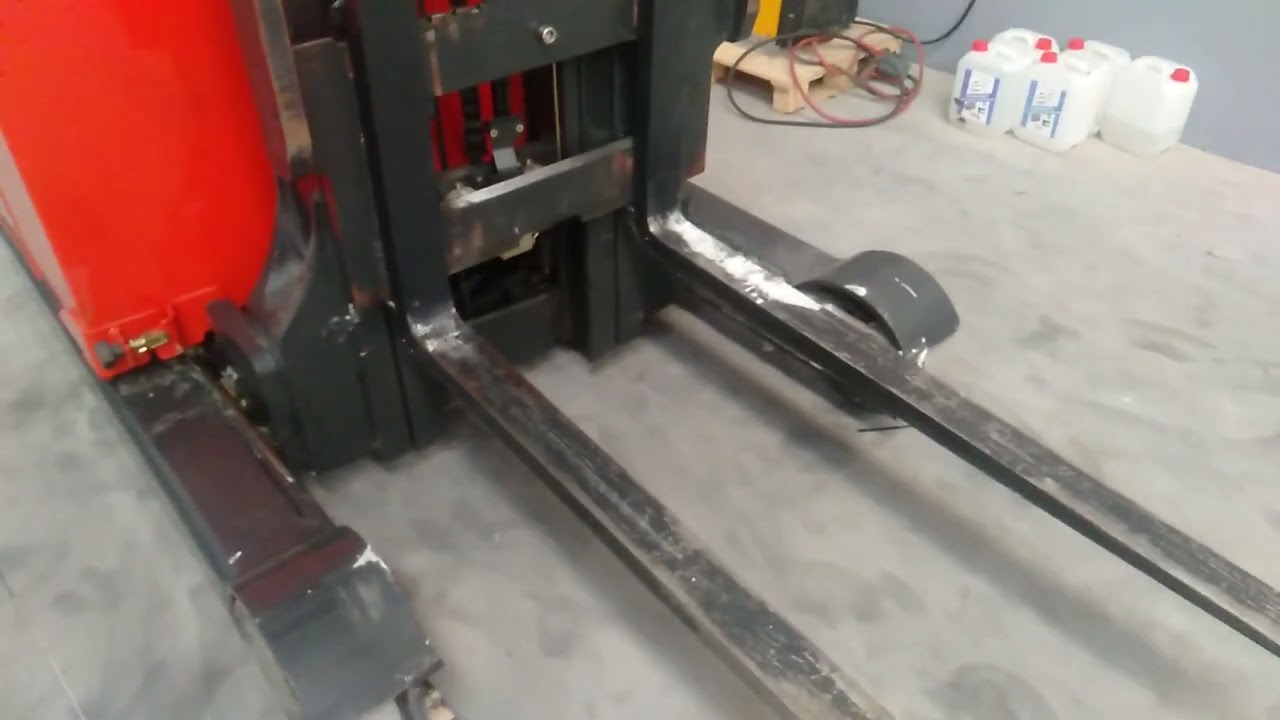 التعرف على الرافعة الشوكية الجانببية =كلارك=chariot élévateur à mat rétractable