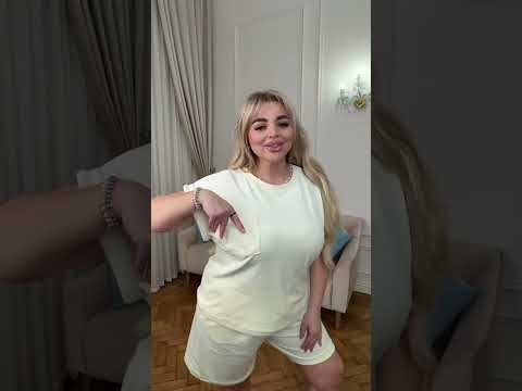 Велюровий костюм із шортами та футболкою, видео 1