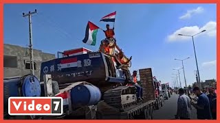 لحظة دخول المعدات المصرية الثقيلة إلى قطاع غزة لإعادة الإعمار