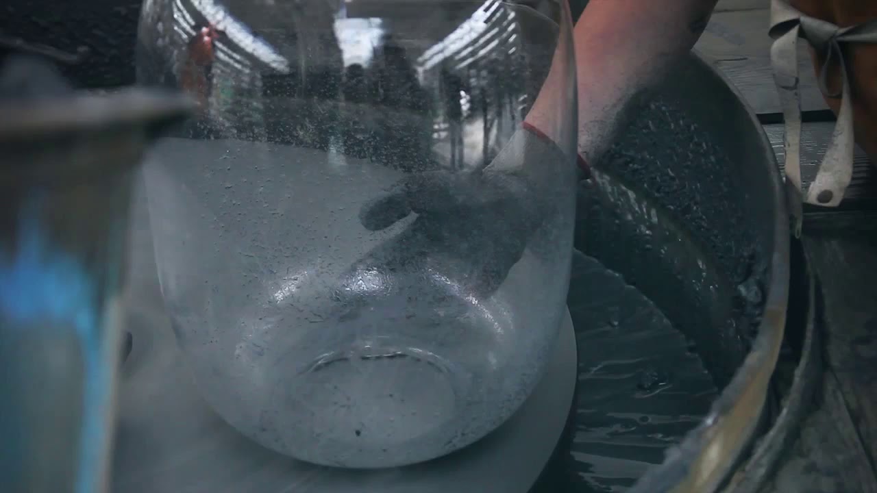 Making of Prandina lamps - The incision of glass