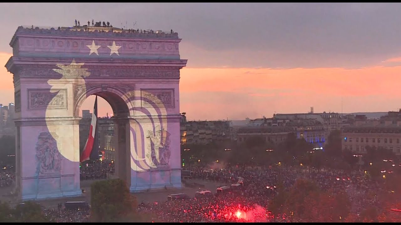 Merci Les Bleus Les Images De L Hommage Projete Sur L Arc De
