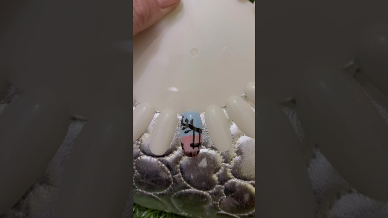 Ombre with free hand art💅🌸💕