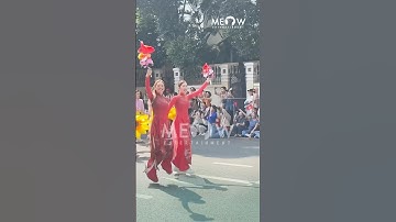 Thuý Ngân - Lan Ngọc tay nắm tay tung tăng sau khi diễu hành xong tại đại lễ 30/4