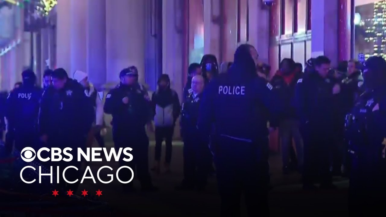 Juvenile in custody in shooting outside downtown Chicago Macy's - YouTube