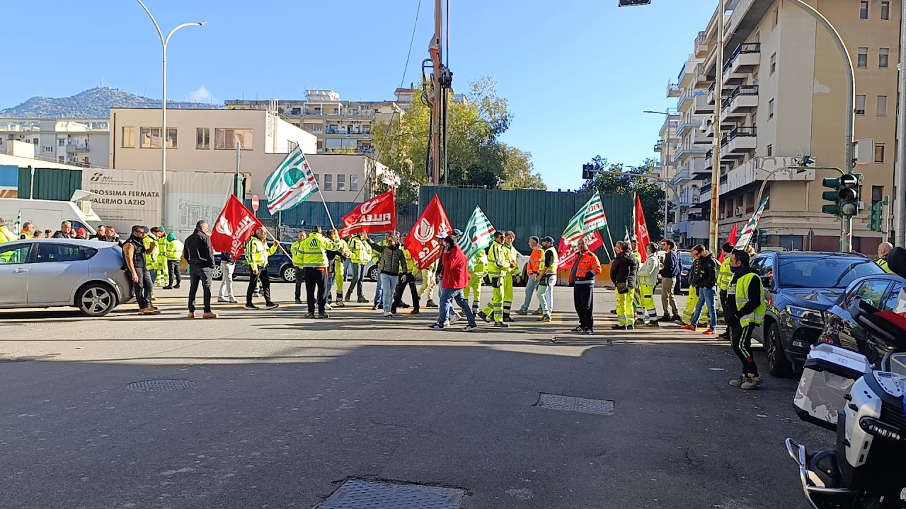 Vertenza ex Manelli a Palermo, lavoratori bloccano viale Lazio