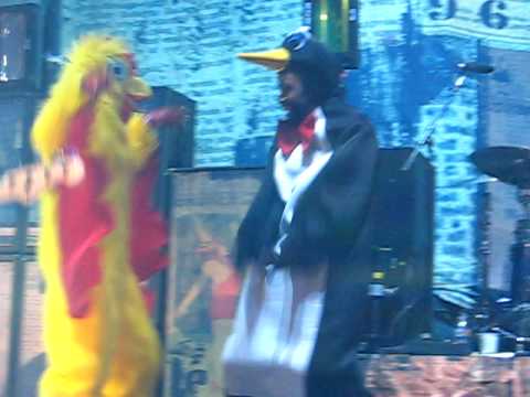 No Doubt & Kids Surprise Paramore on Stage during "Decode" performance 8/2/09