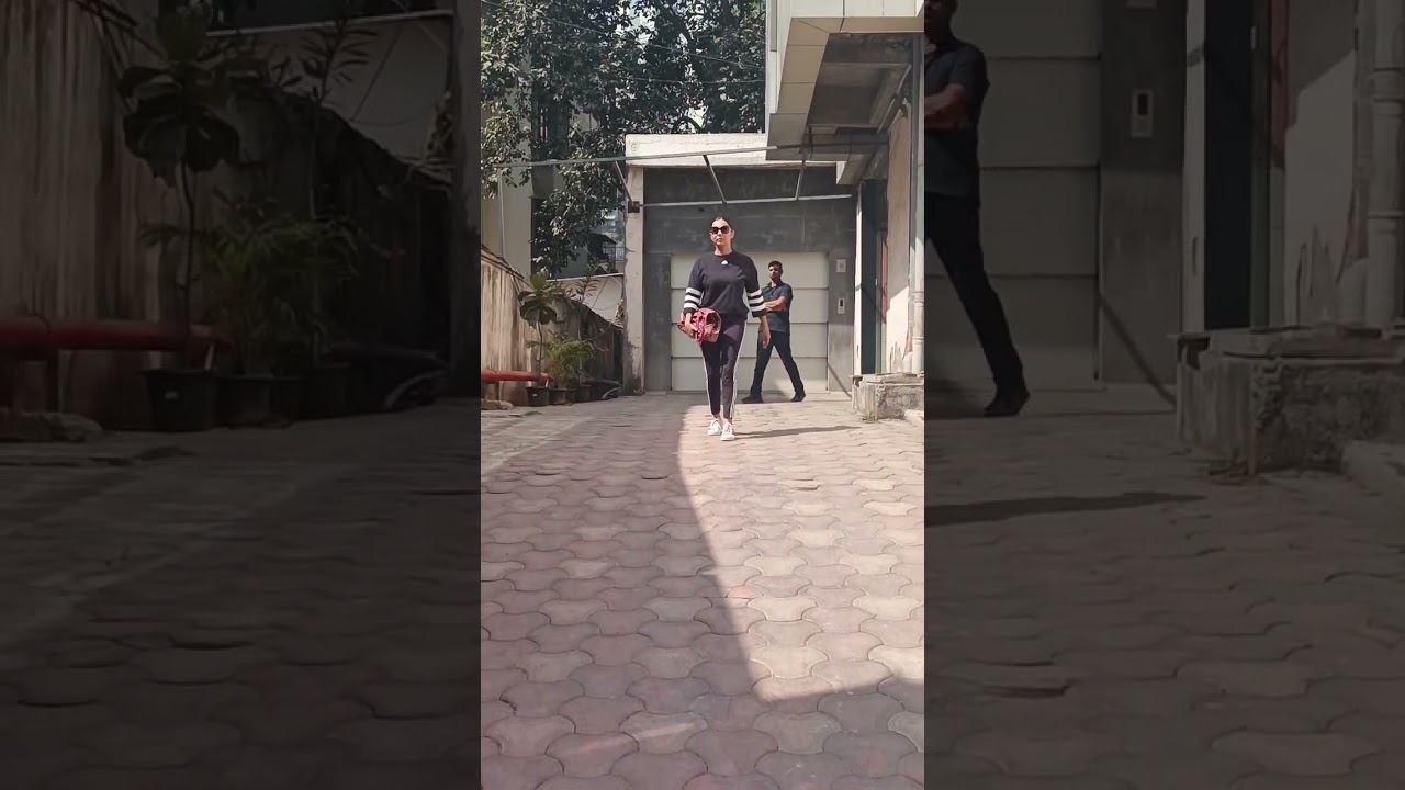 Gauri Khan Spotted outside a clinic in bandra 