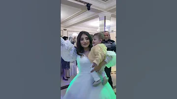 شوف العروس شلون تركص لان مخلفة طفل قبل زواج 
