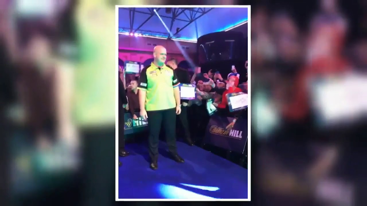 Michael van Gerwen wird mit Bier beworfen und hat anschließend Tränen in den Augen