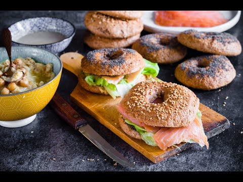 Bagels con salmone, hummus e insalata