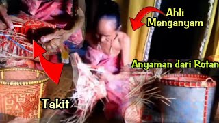 Menganyam Dari Rotan Khas Suku Dayak