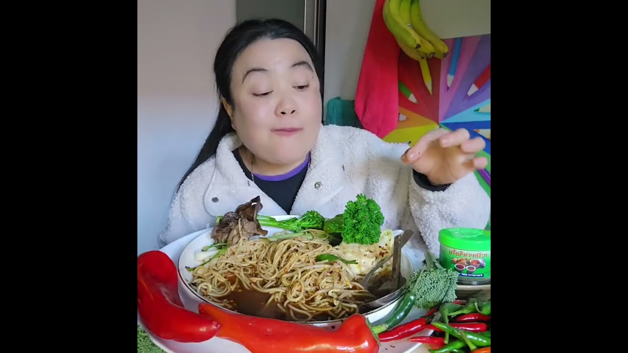 ข้าวปุ้นซาวน้ำปลาร้ากินกับเห็ดหูหนู