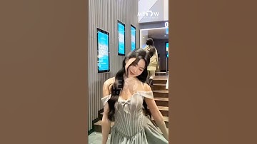 Con gái MC Quyền Linh điệu đà xoay váy chào khán giả khi tham dự sự kiện cùng ba mẹ