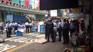 Riot police move in on Hong Kong's Nathan Road protest site - Part 6 screenshot 4
