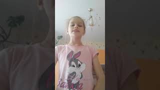 дочь Кристина выполняет домашка по мызыке