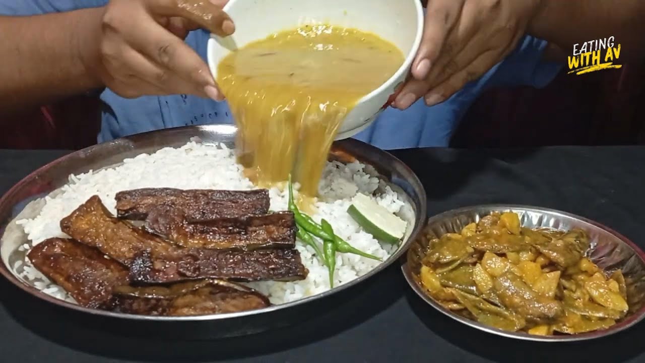 Eating Begun Vaja, Shing Mas, Ghono Dal & Rice Like A BOSS