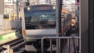 E233系0番台T21編成が快速東京行きとして新宿駅8番線に入線到着停車するシーン(742T)2024/05/18/7:59