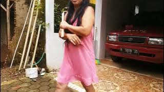 mama muda menyapu    berdaster tipis tembus pandang
