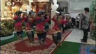 Tari piring by Syofyani dancers