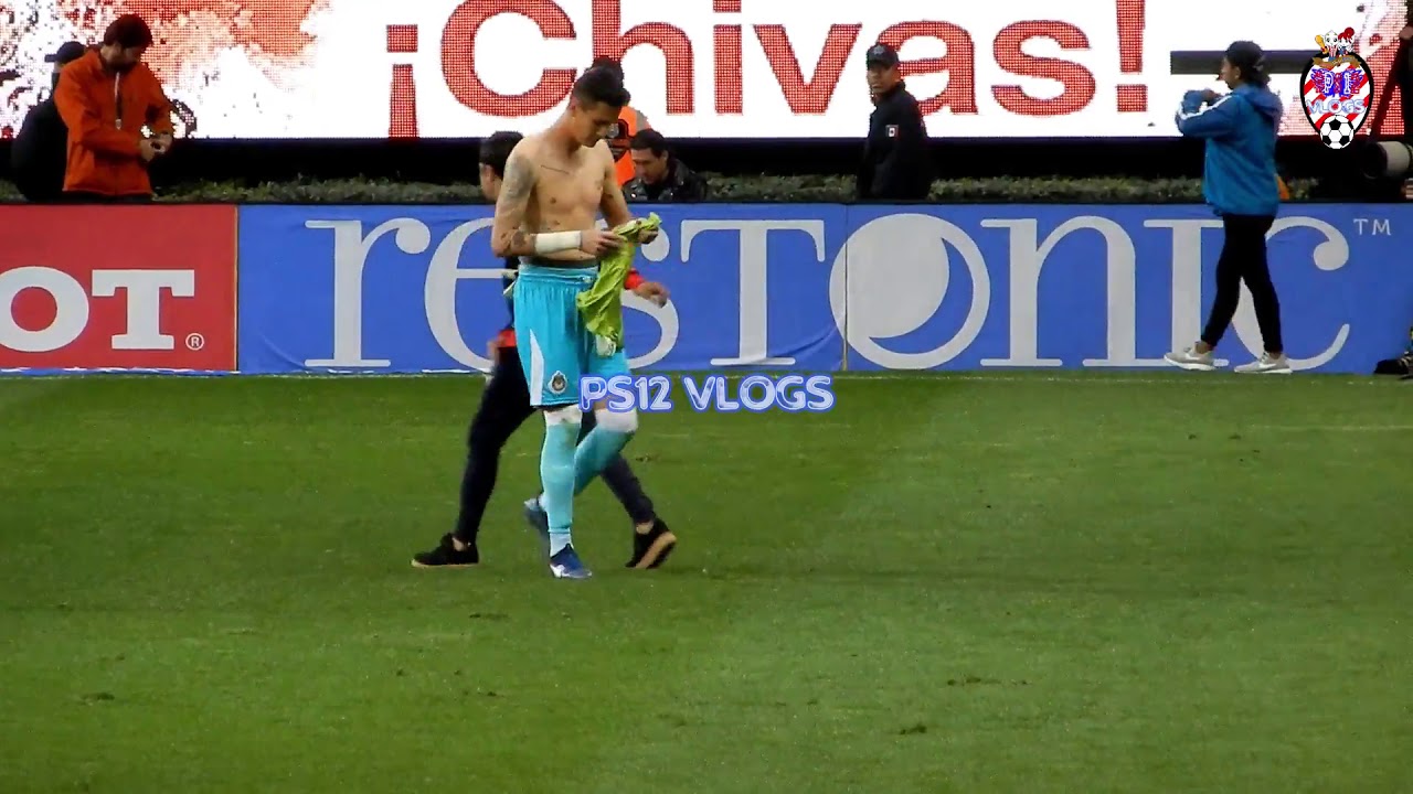 Raul Gudiño regala su jersey a la Porra de Chivas | Chivas vs Xolos 2-0