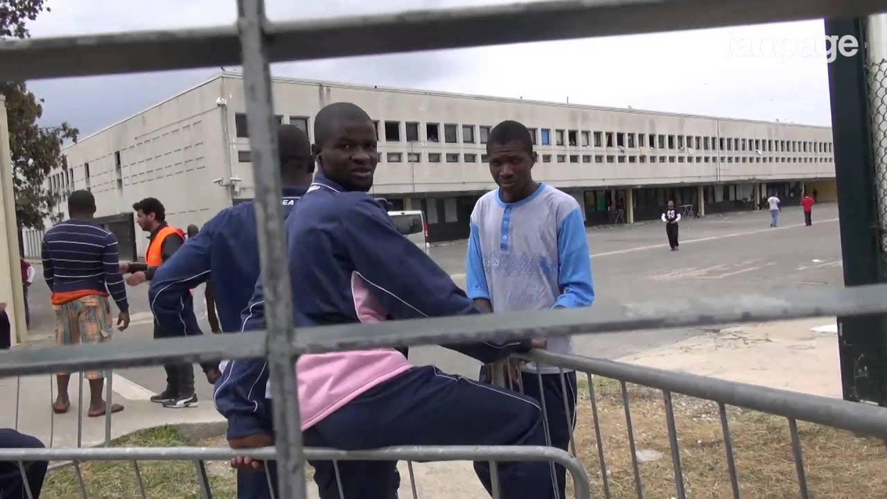 Cariche della polizia per sedare la protesta degli immigrati di ... Polizia immigrazione