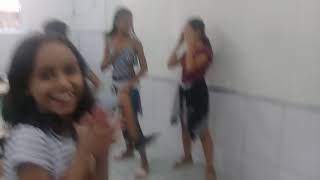 Meninas Dança,E Menino Aparece Sarrando