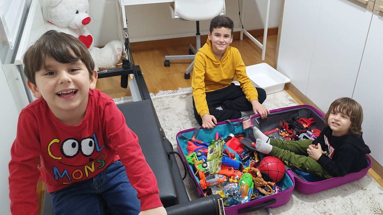 Fatih Selim Yusuf ve Enes tatil için oyuncak bavul'u hazırlıyor,valizimiz  bir sürü oyuncakla doldu - YouTube