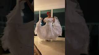 Luz Marina Salazar bailando cumbia colombiana