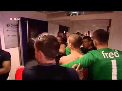Psv Spelers met Feyenoord Spelers op de vuist