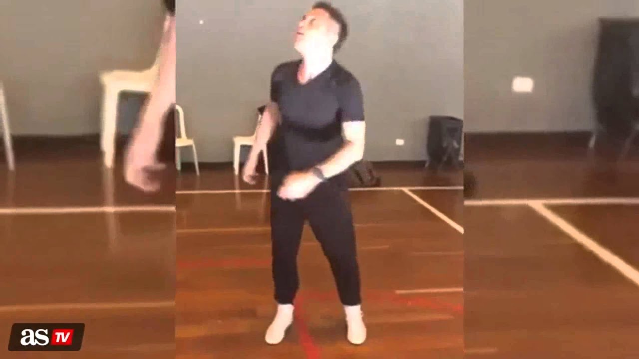 ¡Falcao aprovecha un descanso para dar toques a una naranja!