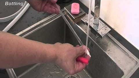 015 UK Beer Brewing BREWSTER - Bottling