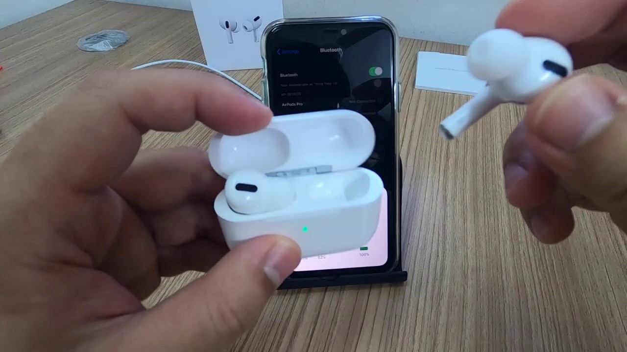 При открытии кейса airpods