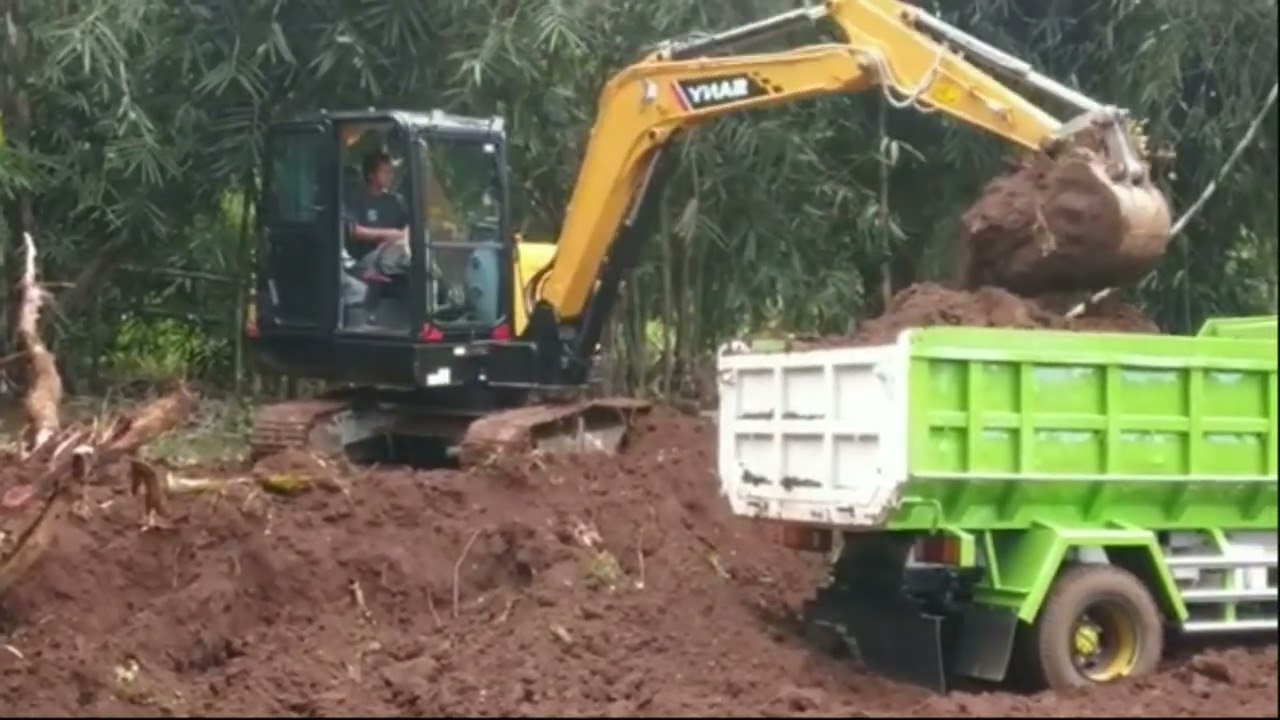 Excavators dan truck dam bekerja sama 