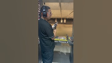 AR-15 shooting at gun range 🔥💥. I forgot to close the bolt 🤣