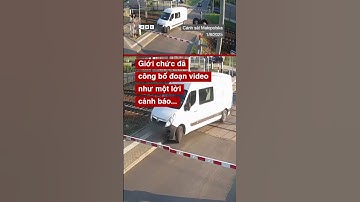 THOÁT CHẾT KỲ DIỆU SAU KHI XE TẢI BỊ TÀU HỎA TÔNG NÁT TẠI ĐOẠN GIAO ĐƯỜNG SẮT #BBCNewsTiengViet