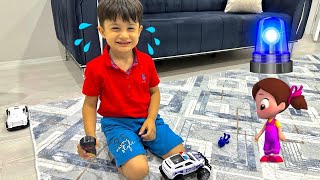 Yaşasin Poyraz Yenş Poli̇s Arabasiyla Oynuyor