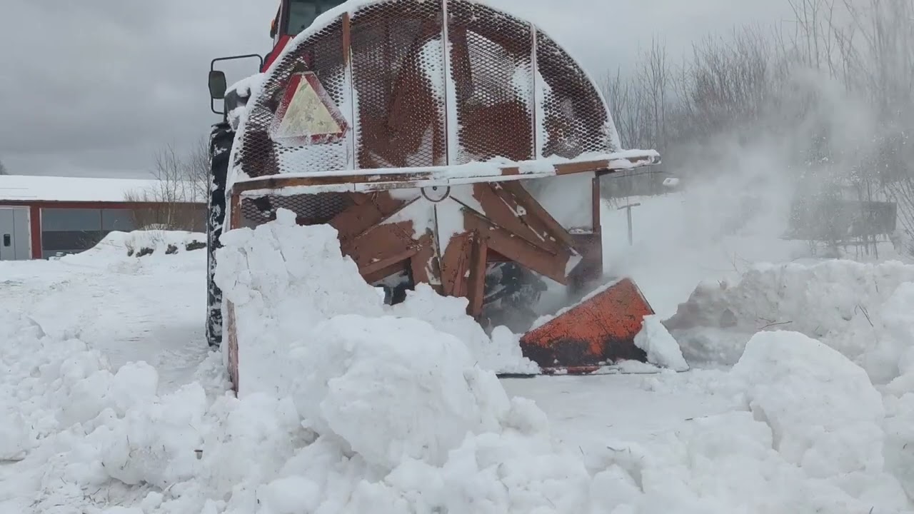 Lumivallin siirtoa sisuValmet 6800 / Kunto , ahistaako ?