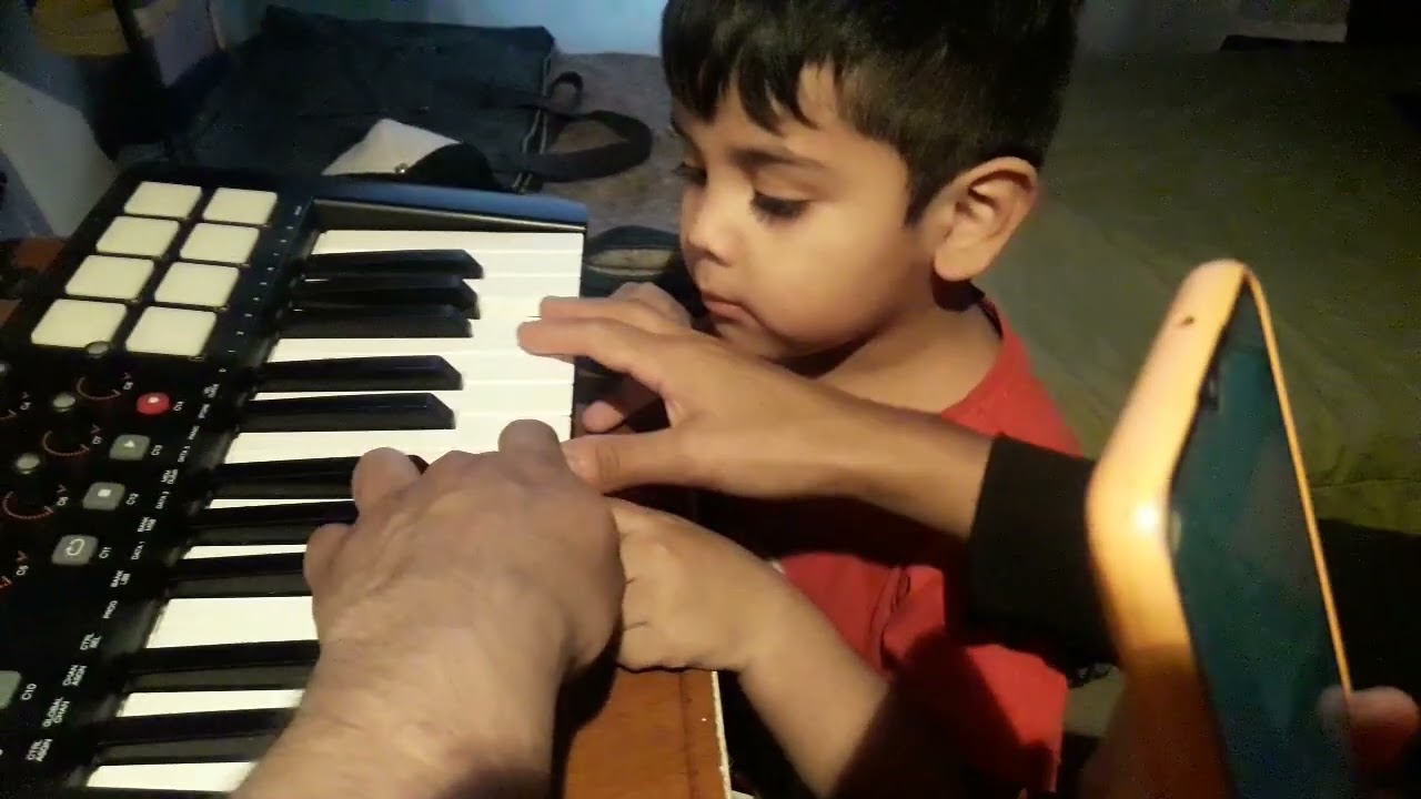 Abrhamcito tocando Piano