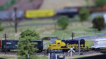 Tehachapi loop in N scale with mid-train helper
