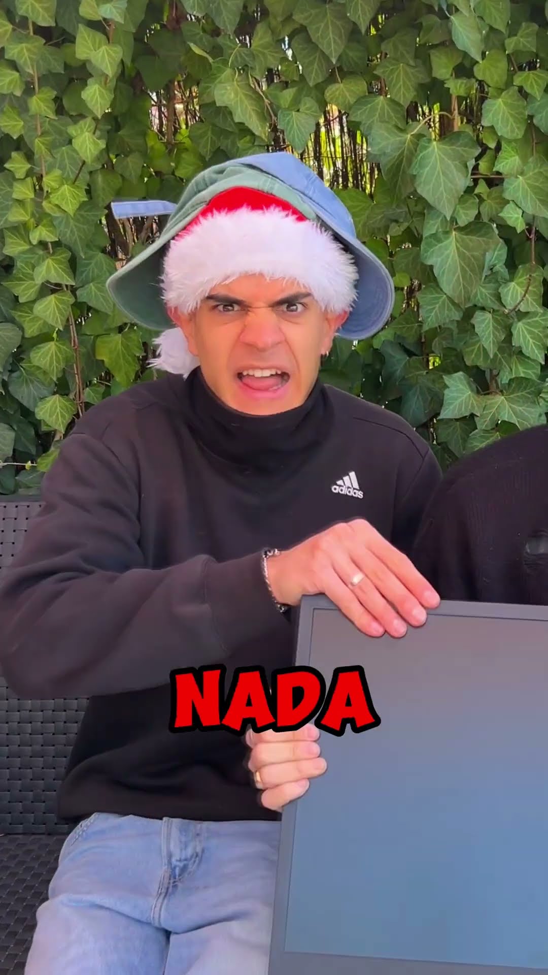 Mi AMIGO ESCONDE algo MISTERIOSO en su PELO!
