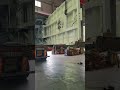 Vídeo de carga y entrega de un remolque de plataforma plana para contenedores