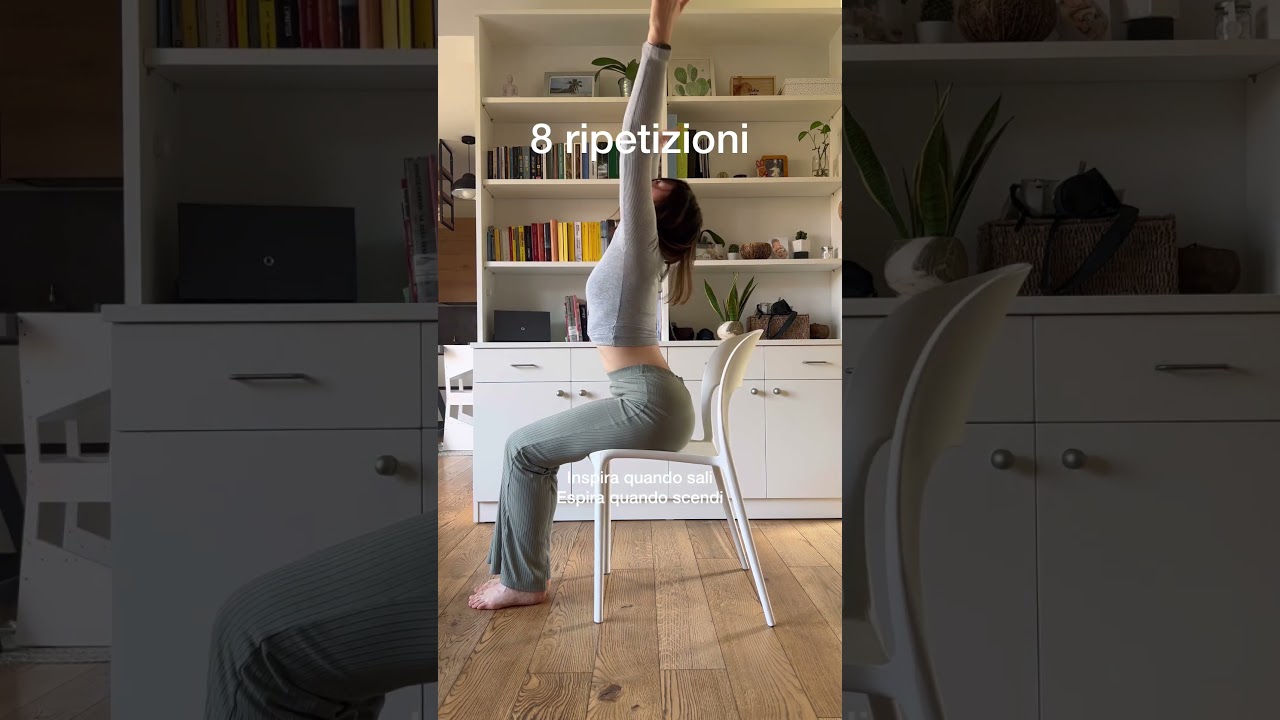 Ritrova benessere in soli 5 minuti con questa sequenza di yoga con la sedia. 