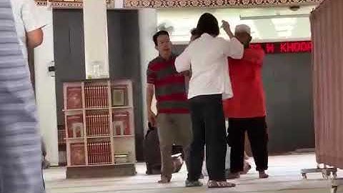 Seorang Non Muslim Membawa Seekor Anjing Kedalam Masjid Munawwarah Sentul city..