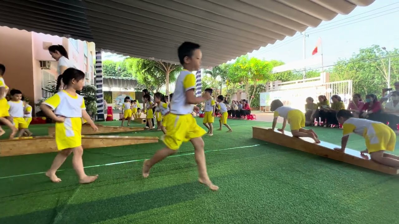 Thể dục đi trên ván kê dốc (5-6 tuổi)