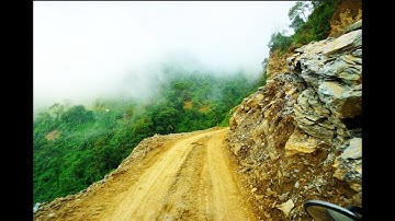 Đường đèo nguy hiểm, chênh vênh bên vực thẳm đầy mây vào Nậm Chà (Nậm Nhùn, Lai Châu)