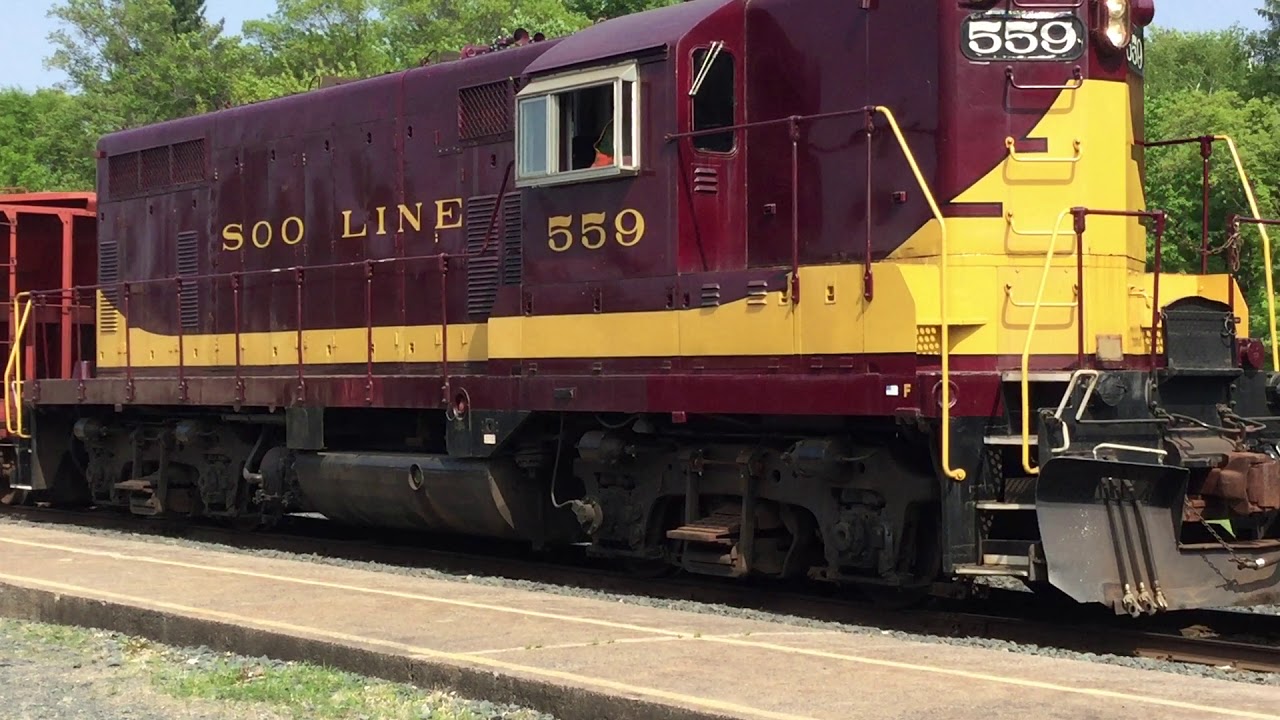 Soo Line GP9 #559 picking up train orders at the Depot in Dresser, WI ...