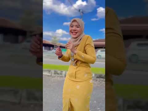 Awek kebaya kuning