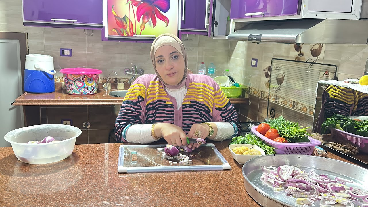 الدور عليا في الشغل عندي حماتي وفي شغاله بيشطبو شقه العريس